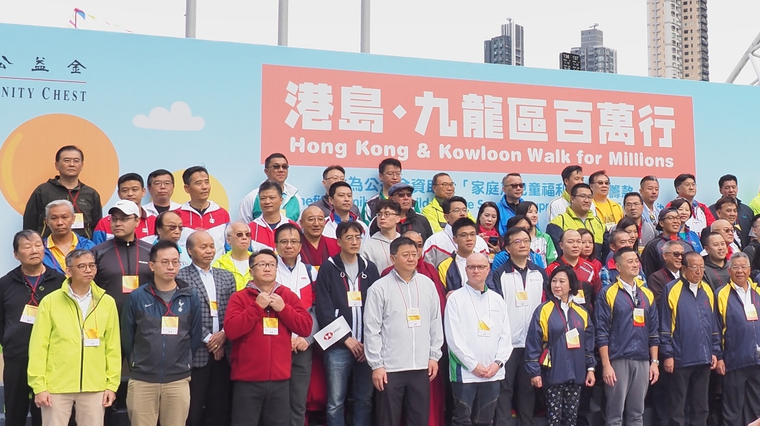 中國人壽（海外）副總裁姜濤先生（後排左七）與其他參與百萬行的公司代表一起合照留念。