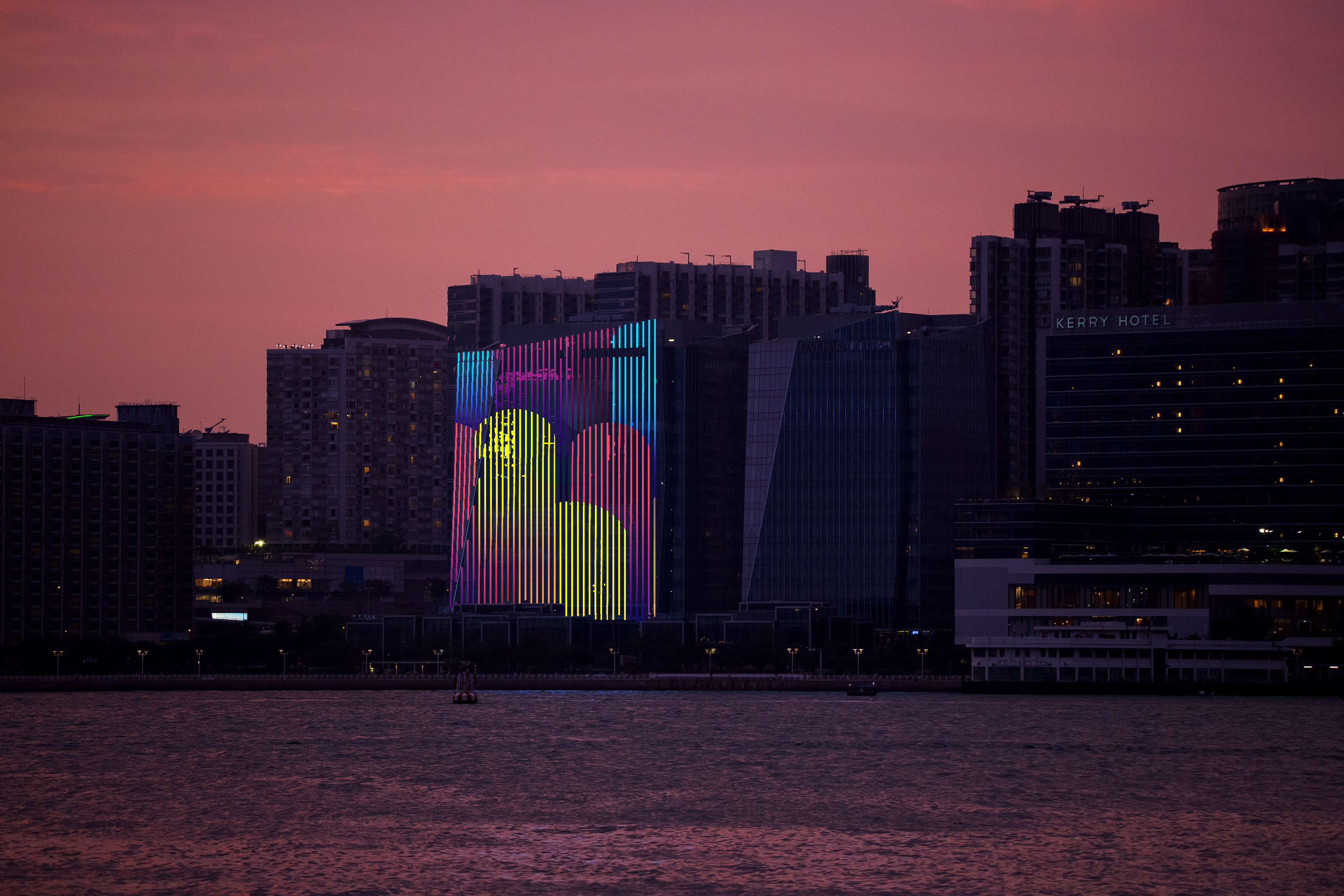 中国人寿(海外)参加新版「幻彩咏香江」汇演，与维港两岸40多幢大厦共同播放灯光效果，展示维港充满动感一面