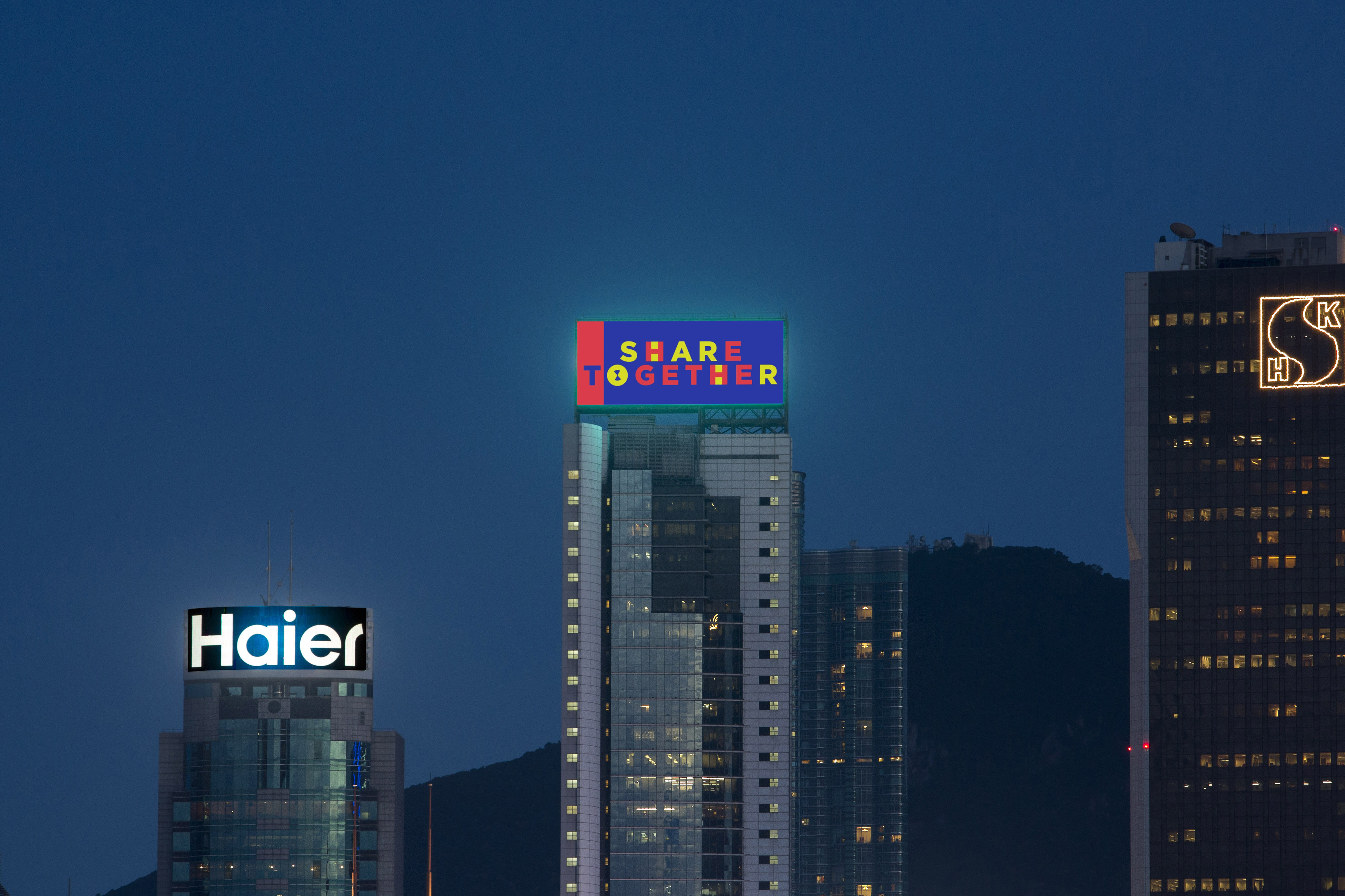 中国人寿(海外)参加新版「幻彩咏香江」汇演，与维港两岸40多幢大厦共同播放灯光效果，展示维港充满动感一面