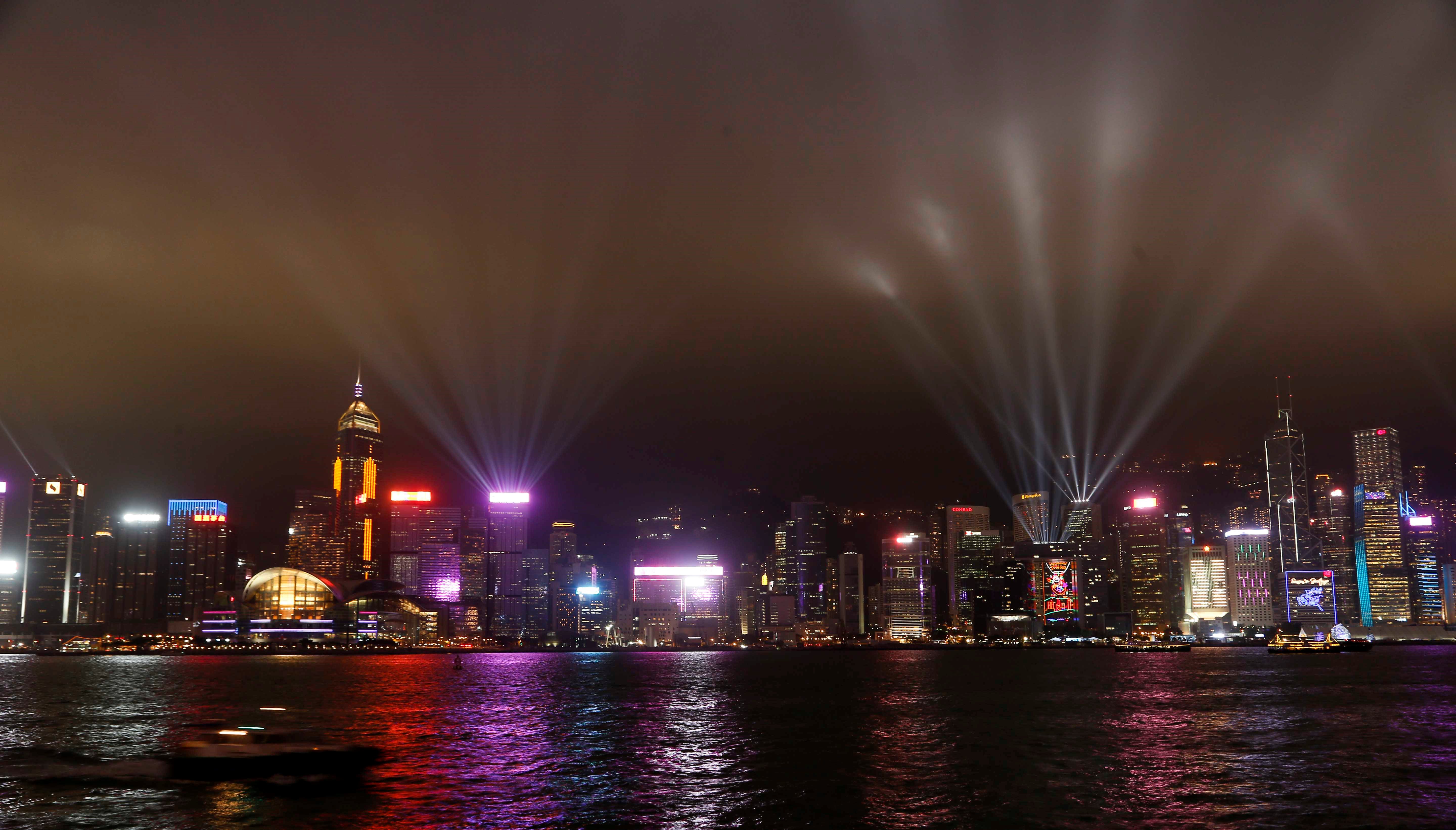 维港两岸40多幢摩天大楼一同播放耀目的灯光效果