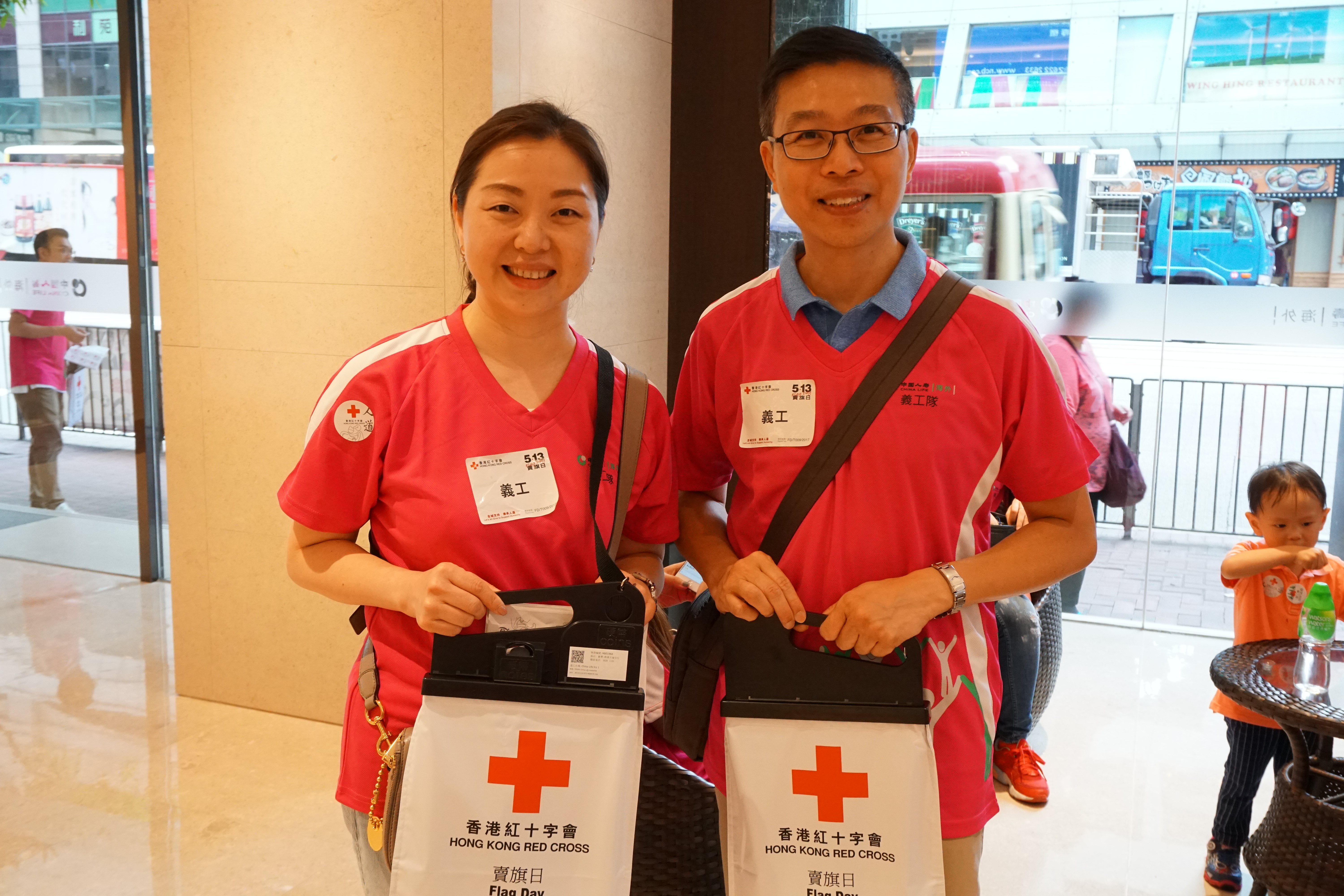 中國人壽（海外）香港分公司副總經理李曉麗（左）及中國人壽信託公司總經理譚子健（右）帶領逾100位義工和家屬參加是次活動。